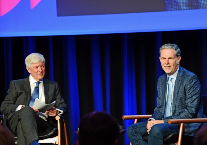 EBUs president og BBCs generaldirektør, Tony Hall, og Netflix-sjef Reed Hastings i en samtale om fremtidens TV. Foto: Sven Gj. Gjeruldsen, Det kongelige hoff